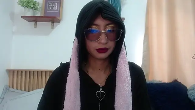Snapshot of Violet_2003 chatting on 05-30-26, 02:25 Violet 2003 online show from 05-30-26, 02:25
