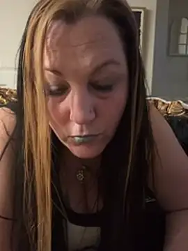 Snapshot of Queenemerald chatting on 04-01-26, 02:34 Queenemerald online show from 04-01-26, 02:34
