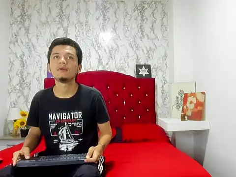 Snapshot of Alejandra_and_James_ chatting on 04-06-26, 11:33 Alejandra and James online show from 04-06-26, 11:33