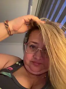 Snapshot of Martinacurvy_ chatting on 04-01-26, 11:24 Martinacurvy online show from 04-01-26, 11:24