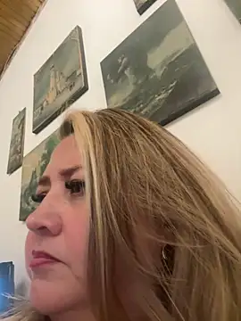 Snapshot of Martinacurvy_ chatting on 04-08-26, 12:32 Martinacurvy online show from 04-08-26, 12:32