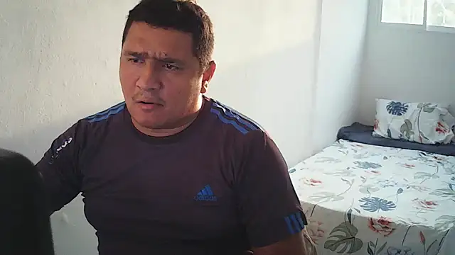 Snapshot of luis20212 chatting on 05-11-26, 10:40 luis20212 online show from 05-11-26, 10:40