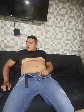 Snapshot of luis20212 chatting on 06-17-26, 03:31 luis20212 online show from 06-17-26, 03:31