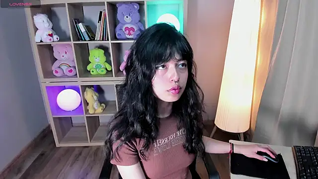Snapshot of Saphyralux chatting on 06-17-26, 09:49 Saphyralux online show from 06-17-26, 09:49