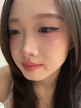 Snapshot of Alice-babyone chatting on 05-19-26, 12:44 Alice-babyone online show from 05-19-26, 12:44