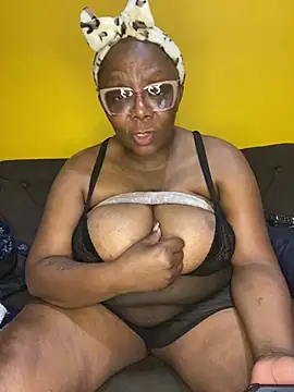 Snapshot of BoobsQueeen chatting on 06-30-26, 04:13 BoobsQueeen online show from 06-30-26, 04:13