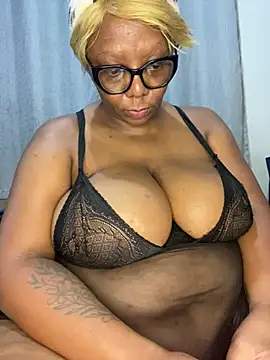 Snapshot of BoobsQueeen chatting on 07-04-26, 11:00 BoobsQueeen online show from 07-04-26, 11:00