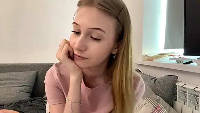 Snapshot of KatrineDrea chatting on 04-17-26, 03:04 KatrineDrea online show from 04-17-26, 03:04