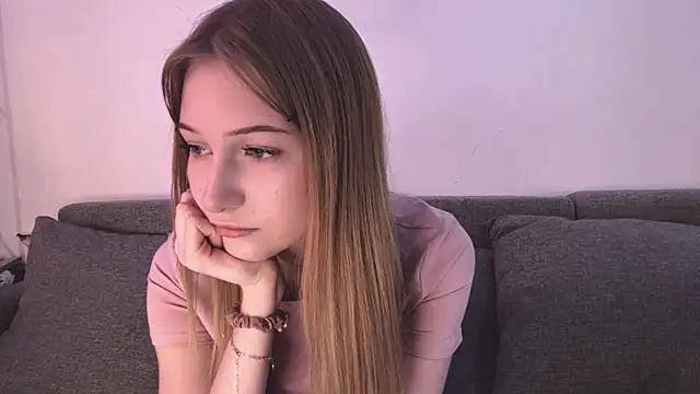 Snapshot of KatrineDrea chatting on 04-22-26, 03:24 KatrineDrea online show from 04-22-26, 03:24