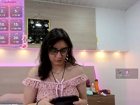 Snapshot of Ellaa_honey chatting on 04-20-26, 01:14 Ellaa honey online show from 04-20-26, 01:14