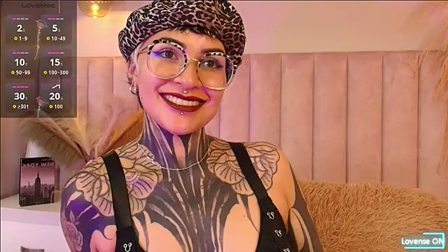 Snapshot of Luana_fiore chatting on 04-19-26, 12:15 Luana fiore online show from 04-19-26, 12:15