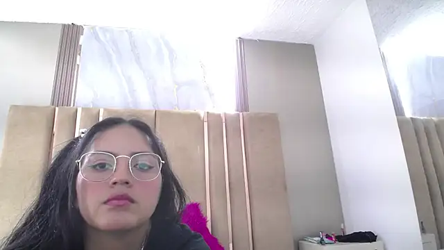 Snapshot of roxxyblack01 chatting on 05-24-26, 11:32 roxxyblack01 online show from 05-24-26, 11:32
