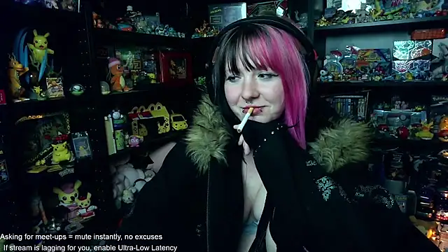 Snapshot of CutieTracer chatting on 06-11-26, 12:32 CutieTracer online show from 06-11-26, 12:32