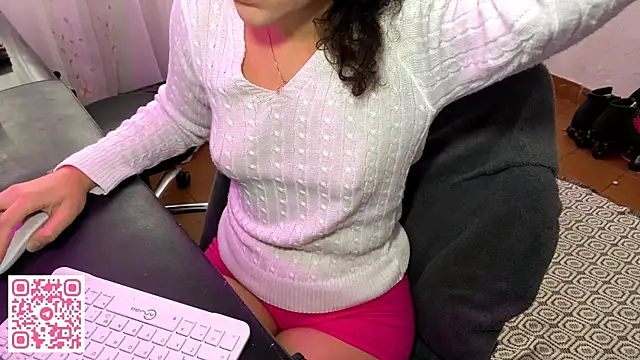 Snapshot of petitecurlybrunette chatting on 06-26-26, 04:22 petitecurlybrunette online show from 06-26-26, 04:22