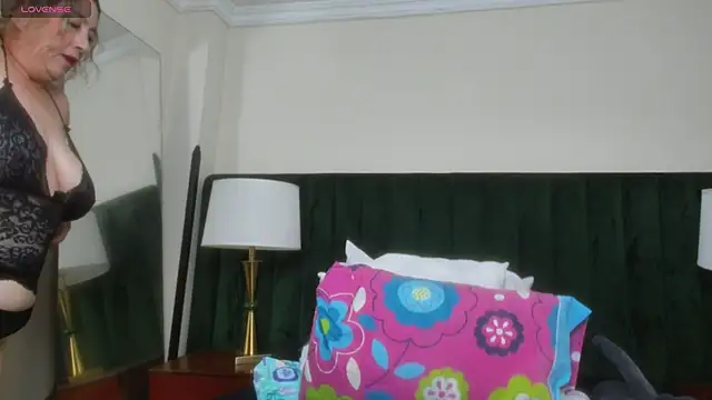 Snapshot of RoxanneSquirt chatting on 05-15-26, 11:56 RoxanneSquirt online show from 05-15-26, 11:56