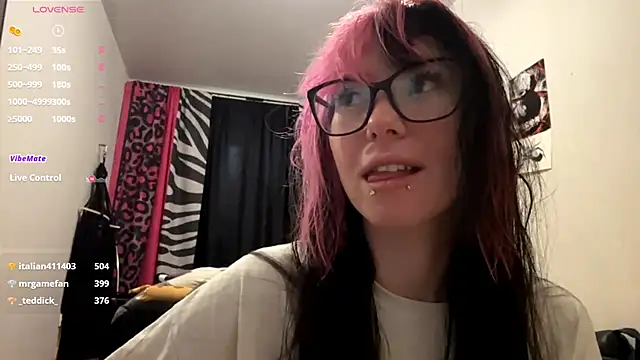 Snapshot of WifeAileen chatting on 05-08-26, 07:14 WifeAileen online show from 05-08-26, 07:14