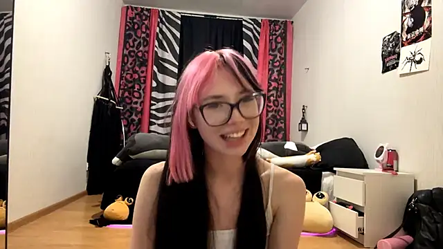 Snapshot of WifeAileen chatting on 05-10-26, 06:24 WifeAileen online show from 05-10-26, 06:24