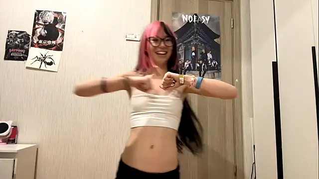 Snapshot of WifeAileen chatting on 05-11-26, 04:04 WifeAileen online show from 05-11-26, 04:04