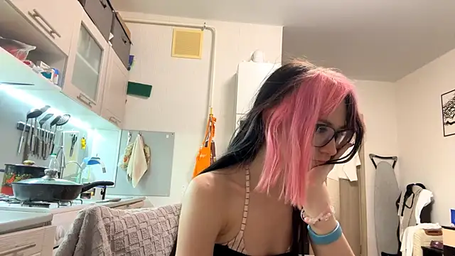 Snapshot of WifeAileen chatting on 05-19-26, 07:31 WifeAileen online show from 05-19-26, 07:31
