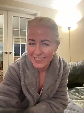 Laylaskyexx online show from 04-15-26, 04:41