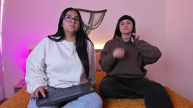 Elisa n Emma online show from 04-01-26, 08:06