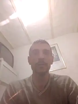 Snapshot of Guillelp chatting on 05-17-26, 03:04 Guillelp online show from 05-17-26, 03:04