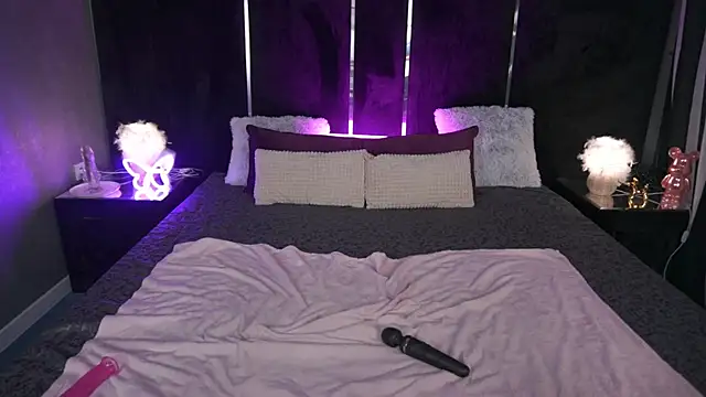 Snapshot of MelaniiePlay chatting on 06-27-26, 01:17 MelaniiePlay online show from 06-27-26, 01:17