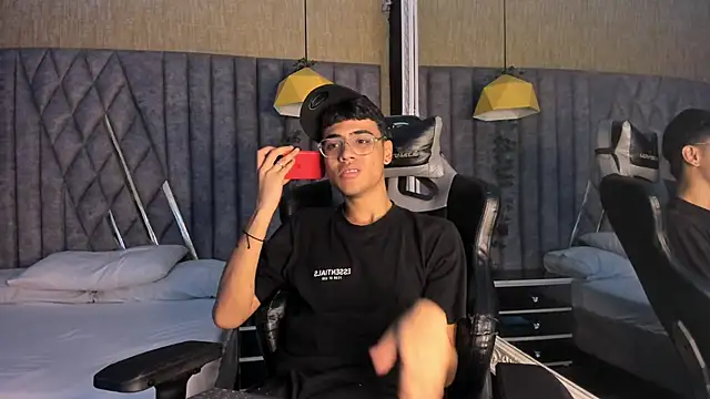 Snapshot of DannTaylor chatting on 06-09-26, 12:39 DannTaylor online show from 06-09-26, 12:39