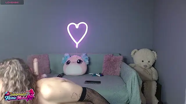 Snapshot of Bea_doll chatting on 05-14-26, 01:12 Bea doll online show from 05-14-26, 01:12