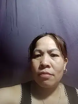 Snapshot of -Luni- chatting on 05-19-26, 10:43 -Luni- online show from 05-19-26, 10:43
