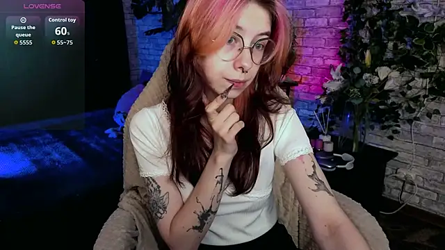Snapshot of Alice_Nyx chatting on 06-23-26, 08:40 Alice Nyx online show from 06-23-26, 08:40