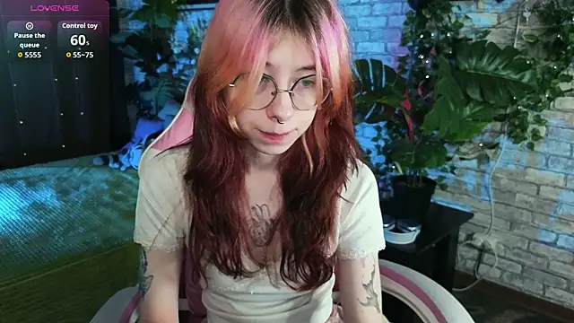 Snapshot of Alice_Nyx chatting on 07-12-26, 08:33 Alice Nyx online show from 07-12-26, 08:33
