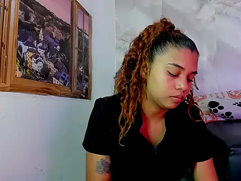 Snapshot of EllyBloom chatting on 04-19-26, 01:43 EllyBloom online show from 04-19-26, 01:43