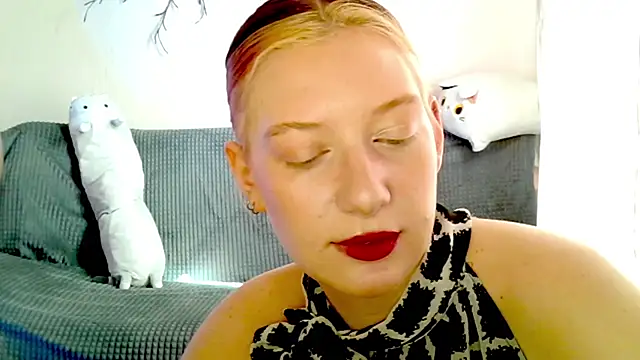 Snapshot of earn_my_lily chatting on 04-17-26, 07:22 earn my lily online show from 04-17-26, 07:22