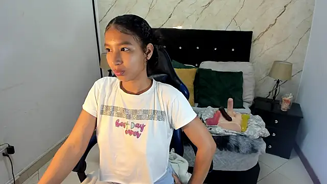 Snapshot of hasley_cute chatting on 05-20-26, 07:42 hasley cute online show from 05-20-26, 07:42