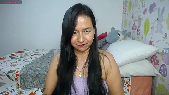 Snapshot of Tyna_b chatting on 07-06-26, 10:23 Tyna b online show from 07-06-26, 10:23