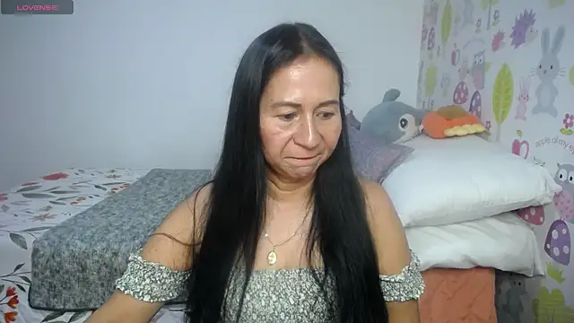 Snapshot of Tyna_b chatting on 07-12-26, 08:44 Tyna b online show from 07-12-26, 08:44