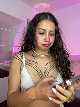 Snapshot of Dreanaa chatting on 05-14-26, 08:26 Dreanaa online show from 05-14-26, 08:26