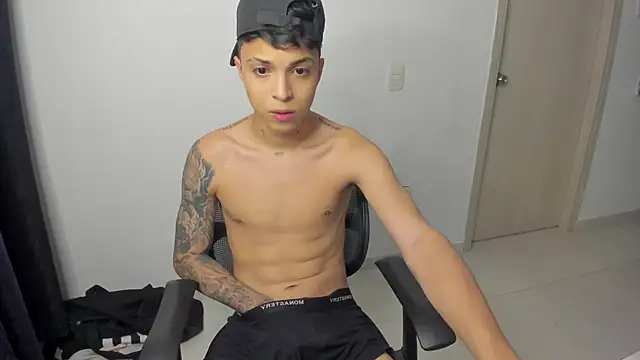 Snapshot of ZAndrew_Gold chatting on 05-29-26, 03:59 ZAndrew Gold online show from 05-29-26, 03:59