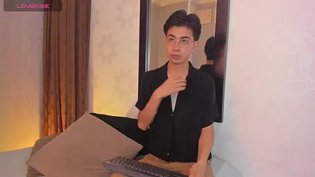 Snapshot of youn_rider chatting on 05-15-26, 07:43 youn rider online show from 05-15-26, 07:43
