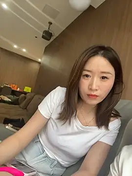 Snapshot of qin205205 chatting on 06-24-26, 05:39 qin205205 online show from 06-24-26, 05:39