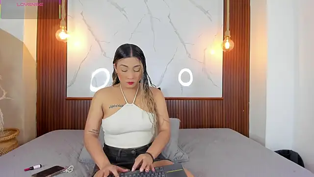 Snapshot of Eroticxcouple chatting on 05-02-26, 04:23 Eroticxcouple online show from 05-02-26, 04:23