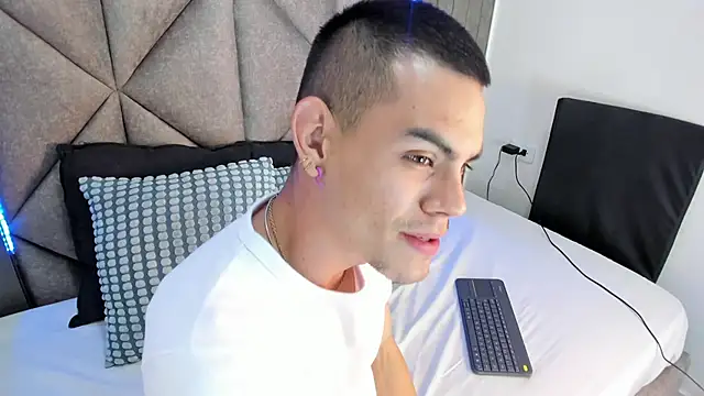 Snapshot of RomeoBoselli__ chatting on 04-10-26, 07:40 RomeoBoselli online show from 04-10-26, 07:40