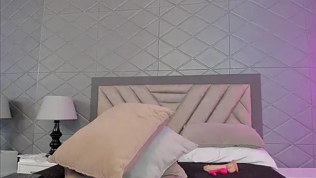 Snapshot of EvonnyMilk chatting on 04-14-26, 04:18 EvonnyMilk online show from 04-14-26, 04:18