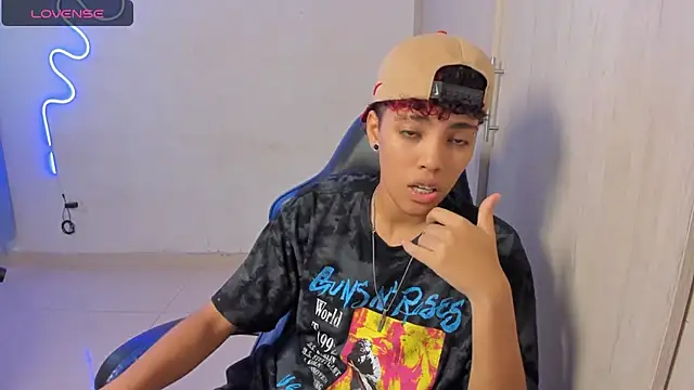 Snapshot of axel_luxxx chatting on 04-15-26, 07:58 axel luxxx online show from 04-15-26, 07:58