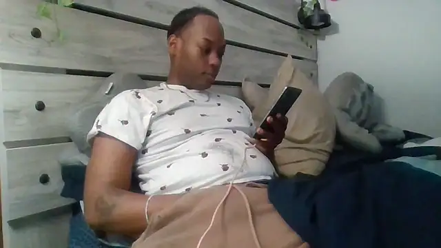 Snapshot of zdaddymm chatting on 05-19-26, 02:40 zdaddymm online show from 05-19-26, 02:40