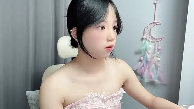 Snapshot of Xiaoqing00 chatting on 05-20-26, 02:40 Xiaoqing00 online show from 05-20-26, 02:40