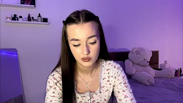 Snapshot of SophieLaine chatting on 06-17-26, 04:19 SophieLaine online show from 06-17-26, 04:19