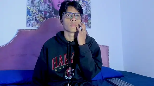 Snapshot of LiamKron chatting on 04-19-26, 11:20 LiamKron online show from 04-19-26, 11:20