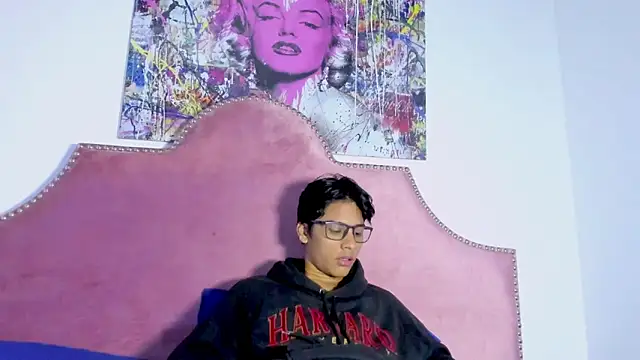 Snapshot of LiamKron chatting on 04-21-26, 11:27 LiamKron online show from 04-21-26, 11:27